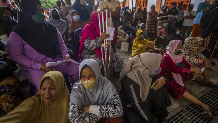 Bantuan Langsung Tunai (BLT) subsidi minyak goreng mulai disalurkan ke masyarakat. Warga di Tegal dan Banjarmasin ramai-ramai antre demi BLT minyak goreng.