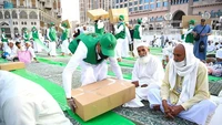 Selama sepertiga pertama bulan Ramadan, 1 juta hidangan berbuka dibagikan kepada jemaah Masjidil Haram. Sejumlah organnisasi amal dan beberapa lembaga pemerintah berkumpul untuk menyediakan makanan untuk jemaah. (SPA)