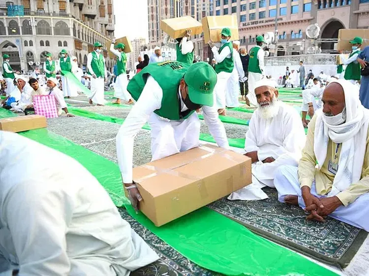 Potret Hidangan Berbuka yang Dibagikan di Masjidil Haram dan Masjid Nabawi