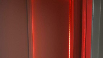 Ruang kerja ini diberikan lampu LED yang tertaut dengan hari kerja. Saat orang tua sedang rapat sambil WFH, LED akan berubah merah dan anak-anak akan tahu mereka tidak bisa masuk.