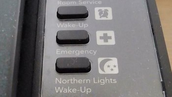Telepon Hotel di Islandia ini memiliki tombol khusus untuk membangunkan pengunjung jika ada fenomena aurora di langit.