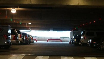 Tempat parkir ini memiliki lampu di atasnya untuk menunjukkan ruang yang kosong. Jenius banget dan sudah diterapkan juga di Indonesia.