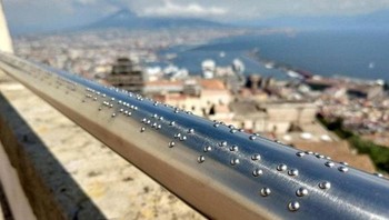 Pagar gazebo di Naples ini memiliki huruf braille yang menjelaskan soal pemandangan kepada orang buta.