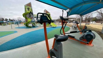 Taman ini tidak hanya menyediakan fasilitas mainan untuk anak-anak, namun juga alat olahraga untuk para orang tua.