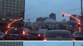 Lampu lalu lintas di Ukraina menyala sampai tiangnya. Semua pengemudi bisa melihat dengan mudah.