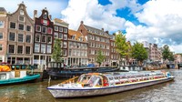 Amsterdam berada di peringkat ketiga. Ibu kota negara Belanda ini menangani overtourism dengan teknologi pemantau kerumunan bernama Publik Eye. (Adobe Stock/CNN)