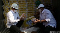 Buwas menyampaikan hari ini datang sekitar 6 kontainer yang berisi 28 ton daging kerbau. Artinya jika dijumlahkan 6 kontainer dikali 28 ton, berkisar ada 168 ton daging kerbau. 