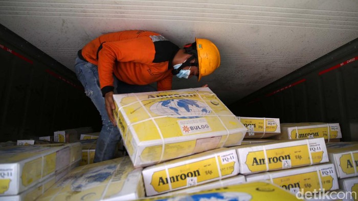 Sebanyak 168 ton daging kerbau impor dari India tiba di  Terminal Mustika Alam Lestari Tanjung Priok. Daging kerbau ini dijual Rp 80.000/Kg.