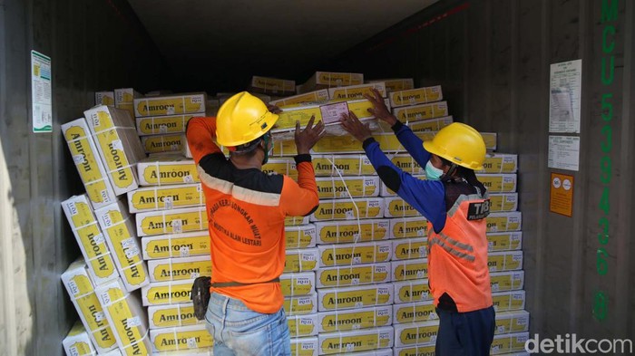 Sebanyak 168 ton daging kerbau impor dari India tiba di  Terminal Mustika Alam Lestari Tanjung Priok. Daging kerbau ini dijual Rp 80.000/Kg.