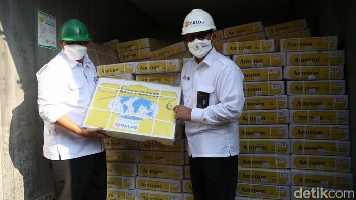 Sebanyak 168 ton daging kerbau impor dari India tiba di  Terminal Mustika Alam Lestari Tanjung Priok. Daging kerbau ini dijual Rp 80.000/Kg.