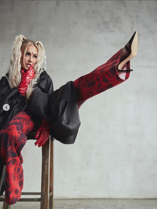 Tak hanya disebut mirip Barbie, penampilan Agnez dalam pemotretan kali ini juga disebut netizen mirip Britney Spears dan Christina Aguilera. Christina Aguilera or Britney Spears? komentar salah seorang netizen. Foto: Instagram/@agnezmo