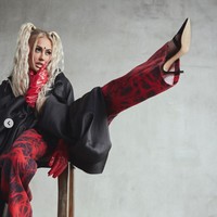 Tak hanya disebut mirip Barbie, penampilan Agnez dalam pemotretan kali ini juga disebut netizen mirip Britney Spears dan Christina Aguilera. Christina Aguilera or Britney Spears? komentar salah seorang netizen. Foto: Instagram/@agnezmo