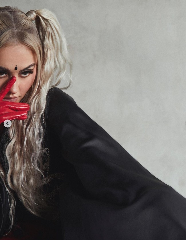 Penampilan Agnez dengan rambut panjang pirang dan makeup bernuansa nude memang berhasil membuat pangling. Diketahui bahwa sebelumnya Agnez Mo sendiri lebih sering tampil dengan rambut pendek. Foto: Instagram/@agnezmo