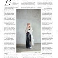 Melihat penampilan pelantun Coke Bottle itu, banyak netizen yang menyebutnya sebagai Queen. Queen A-Mo (Agnez Mo), komentar salah seorang netizen. Foto: Instagram/@agnezmo