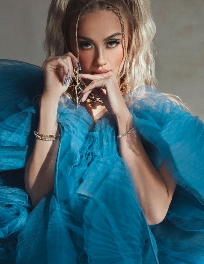 Agnez Mo memang seringkali terlihat mengubah-ubah penampilannya. Baru-baru ini penampilannya saat menjalani sesi pemotretan disorot. Tampil dengan rambut panjang pirang, Agnez Mo dipuji semakin cantik. Foto: Instagram/@agnezmo