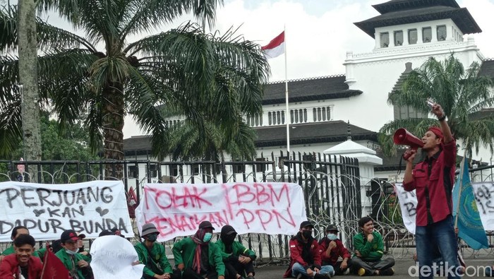 Aksi demo di depan Gedung Sate Bandung.