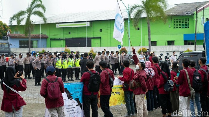 Aksi demo mahasiswa di depan gedung DPRD Brebes, Kamis (14/4/2022).