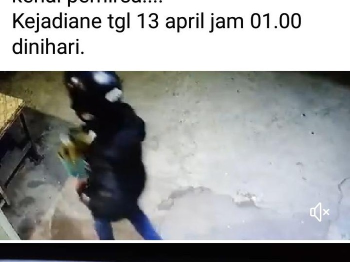 Aksi emak-emak curi tanaman hias di Prambanan, Klaten tertangkap kamera CCTV, Rabu (13/4/2022).