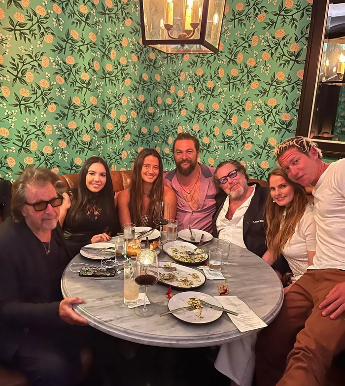 Al Pacino dan Noor Alfallah Al Pacino dan Noor Alfallah (kiri) saat makan malam bersama di Los Angeles, AS, Sabtu (9/4/2022).