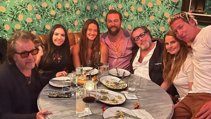 Al Pacino dan Noor Alfallah (kiri) saat makan malam bersama di Los Angeles, AS, Sabtu (9/4/2022).