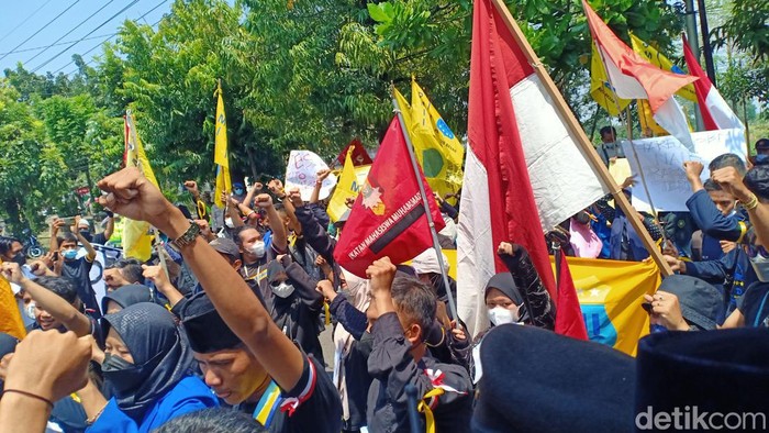 Aliansi Mahasiswa Nganjuk menggelar demo menolak kenaikan harga BBM. Mereka menuntut pemerintah untuk segera menurunkan harga BBM. Demo ini mereka gelar di Gedung DPRD Nganjuk.