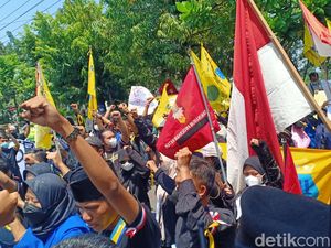 Aliansi Mahasiswa Nganjuk Demo, Turunkan Kembali Harga BBM