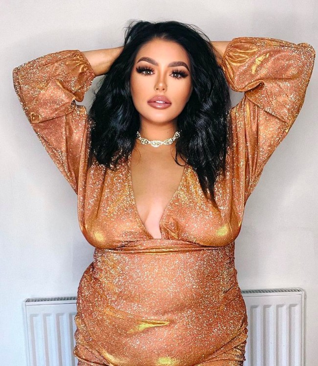 Dalam salah satu videonya di TikTok, wanita dari Inggris Barat itu membuat video humor. Dia membalas orang-orang yang menyebutnya gemuk. Foto: dok. Instagram/@antoniagrahamx