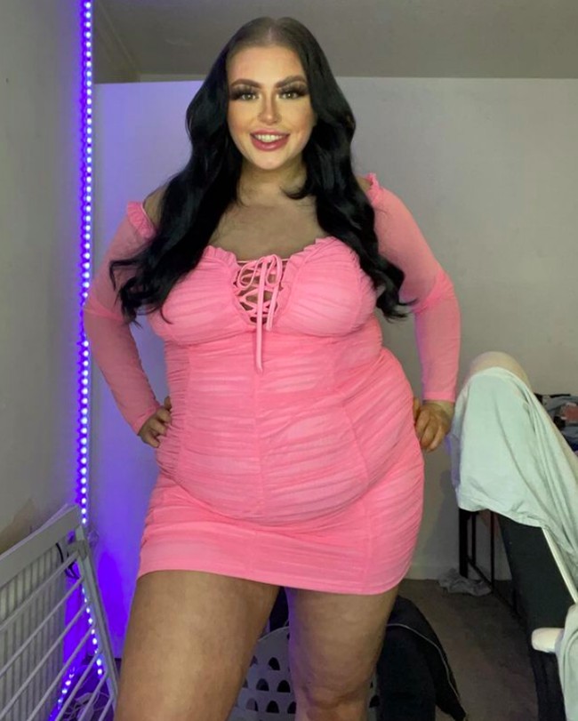 Wanita bernama Antonia Graham itu adalah bintang TikTok yang kontennya memperlihatkan keadaan fisiknya. Dia berani menunjukkan perutnya yang besar di jagat online. Foto: dok. Instagram/@antoniagrahamx