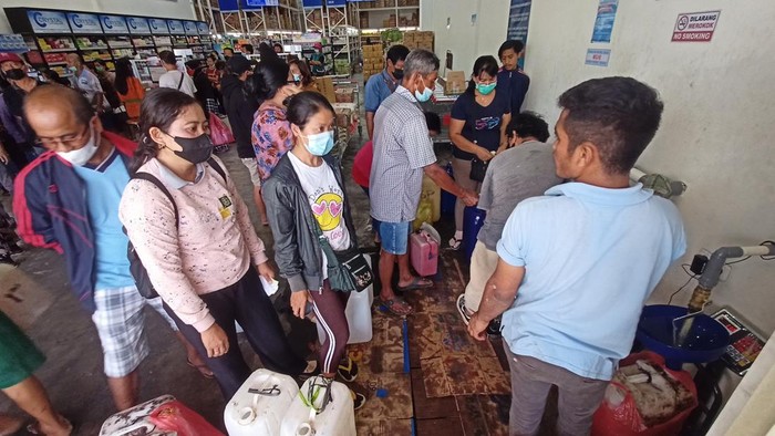 Para pembeli minyak goreng antre di salah satu agen di Tabanan, Kamis (14/4/22).