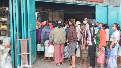 Antrean pembeli minyak goreng curah di salah satu agen di Tabanan pada Rabu (13/4/22).