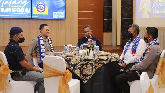 Polisi Kabupaten Malang menggelar silaturahmi dengan Aremania. Acara digelar di gedung Sanika Satyawada Mapolres Malang.