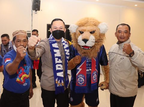 Polisi Kabupaten Malang menggelar silaturahmi dengan Aremania. Acara digelar di gedung Sanika Satyawada Mapolres Malang.