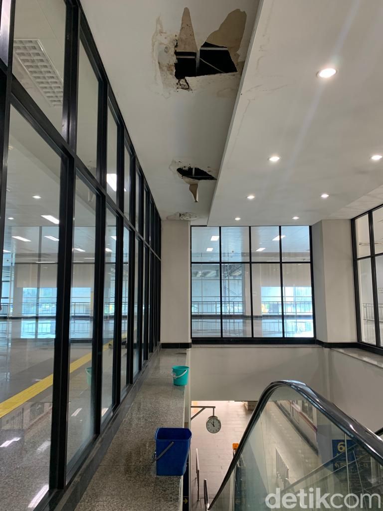 Atap bocor di Stasiun Manggarai, 14 April 2022. (Mulia Budi/detikcom)