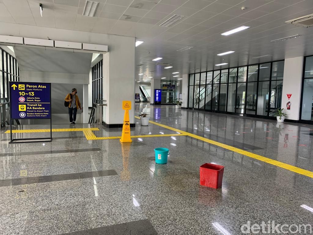 Atap bocor di Stasiun Manggarai, 14 April 2022. (Mulia Budi/detikcom)