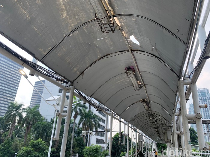 Atap bolong JPO Dukuh Atas 1, 14 April 2022. (Mulia Budi/detikcom)