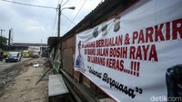 Sebelumnya puluhan bangunan dan parkir liar di Jalan Bosih Raya, Kelurahan Wanasari, Kecamatan Cibitung ditertibkan oleh Satpol PP Kabupaten Bekasi.