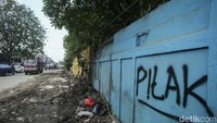 Bangunan dan parkir liar yang ditertibkan di jalan ini sebanyak 64 unit.