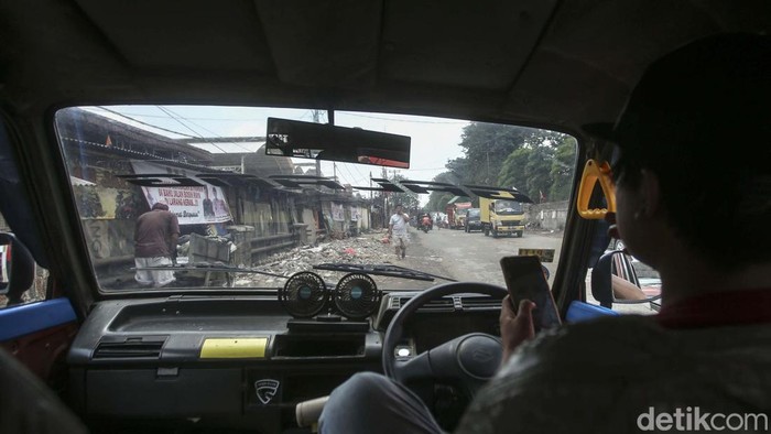 Bangunan liar di samping Pasar Induk Cibitung ditertibkan. Hal ini membuat Jalan Bosih Raya, di samping Pasar Induk Cibitung menjadi lebih lega.