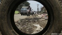 Sejumlah kendaraan melintas di jalan Bosih Raya, Cibitung, Kamis (14/4/2022).