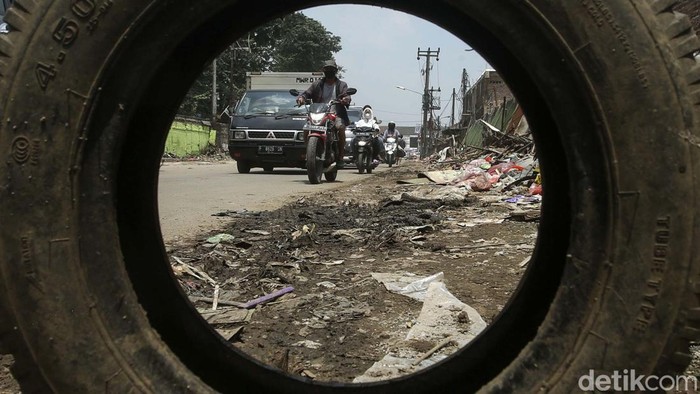 Bangunan liar di samping Pasar Induk Cibitung ditertibkan. Hal ini membuat Jalan Bosih Raya, di samping Pasar Induk Cibitung menjadi lebih lega.