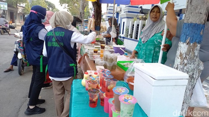Balai Besar Pengawas Obat dan Makanan (BBPOM)Surabaya menguji takjil dan makanan untuk buka puasa. Itu sebagai bentuk kewaspadaan akan bahan berbahaya seperti formalin, boraks, rhodami B, dan mithanyl yellow.