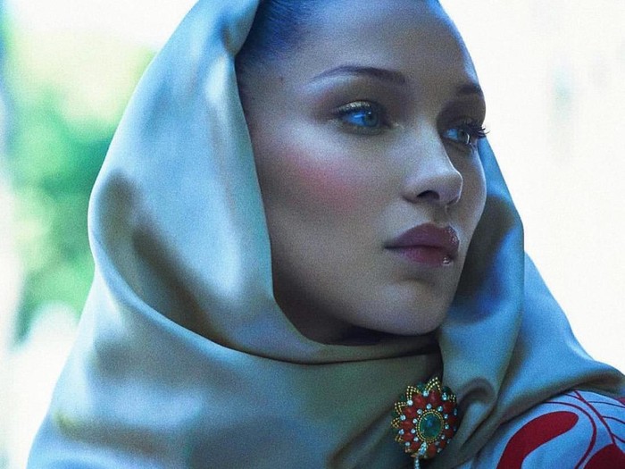 bella hadid pakai hijab