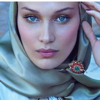 Bella HadidSiapa selebriti dengan wajah paling sempurna? Jawabannya adalah Bella Hadid dengan nilai 94,35%. Salah satu yang membuat skornya tidak maksimal hanyalah bagian alis. Selebihnya, ia punya bentuk wajah simetris yang sangat cantik.Foto: Instagram