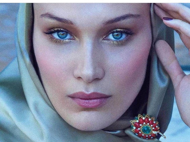 Bella HadidSiapa selebriti dengan wajah paling sempurna? Jawabannya adalah Bella Hadid dengan nilai 94,35%. Salah satu yang membuat skornya tidak maksimal hanyalah bagian alis. Selebihnya, ia punya bentuk wajah simetris yang sangat cantik.Foto: Instagram