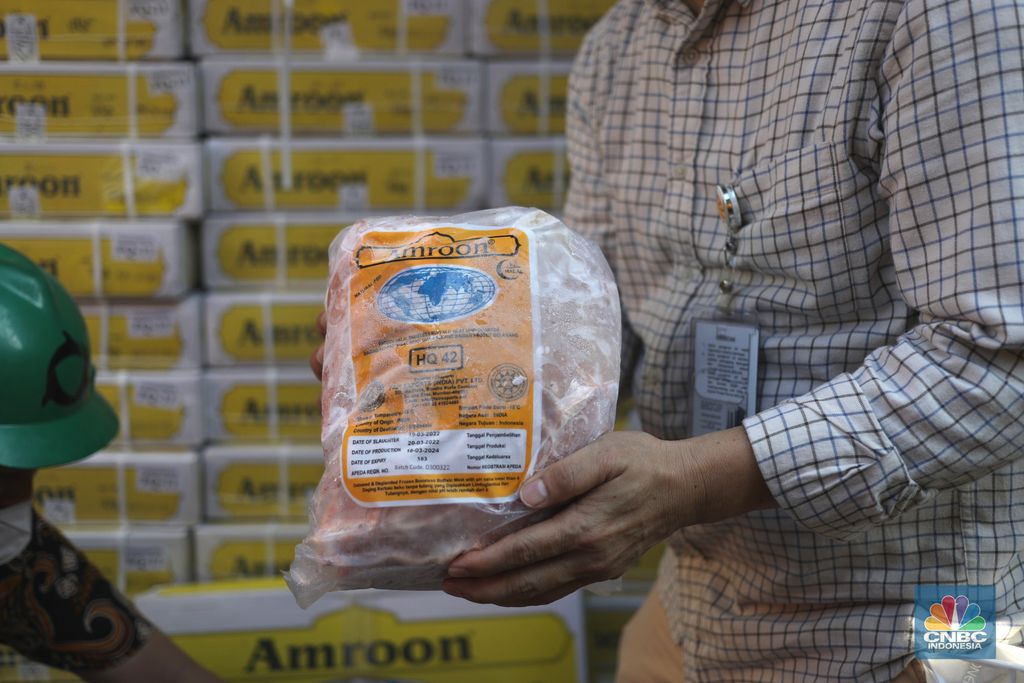 Bongkar muat daging kerbau asal India di Terminal Mustika Alam Lestari, Tanjung Priok, Jakarta Utara, Kamis (14/4/2022). (CNBC Indonesia/  Tri Susilo)