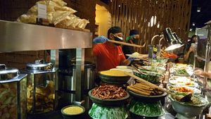 Lamak Bana! Buka Puasa Pakai Nasi Kapau hingga Durian Creamy Legit di Sini