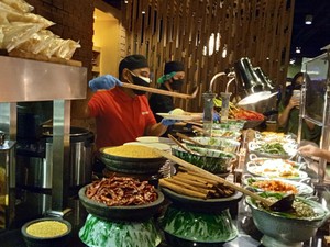 Lamak Bana! Buka Puasa Pakai Nasi Kapau hingga Durian Creamy Legit di Sini