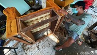 Masyarakat sepertinya ingin merayakan lebaran dengan tampil sebaik mungkin. Oleh sebab itu mereka mulai berbenah dengan memperbaiki kursi atupun sofa.