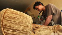 Biasanya, bengkel tersebut hanya mendapatkan 4-5 orderan. Namun selama bulan Ramadan ini, orderan perbaikan sofa mengalami kenaikan.