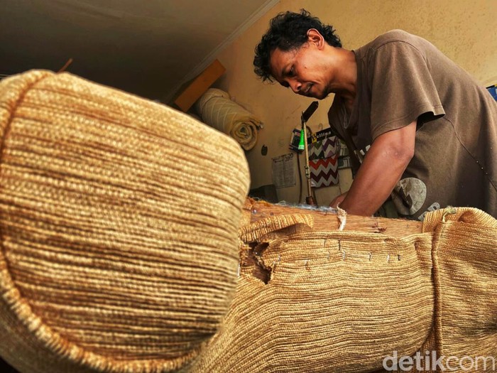 Ramadan merupakan bulan penuh berkah dan rejeki, hal ini juga dirasakan oleh tempat perbaikan sofa. Seperti bengkel service sofa di wilayah Halim Perdanakusuma, Jakarta Timur, selama satu pekan lebih masuk Ramadan, orderan perbaikan sofa yang sedang dikerjakan melonjak 100 persen